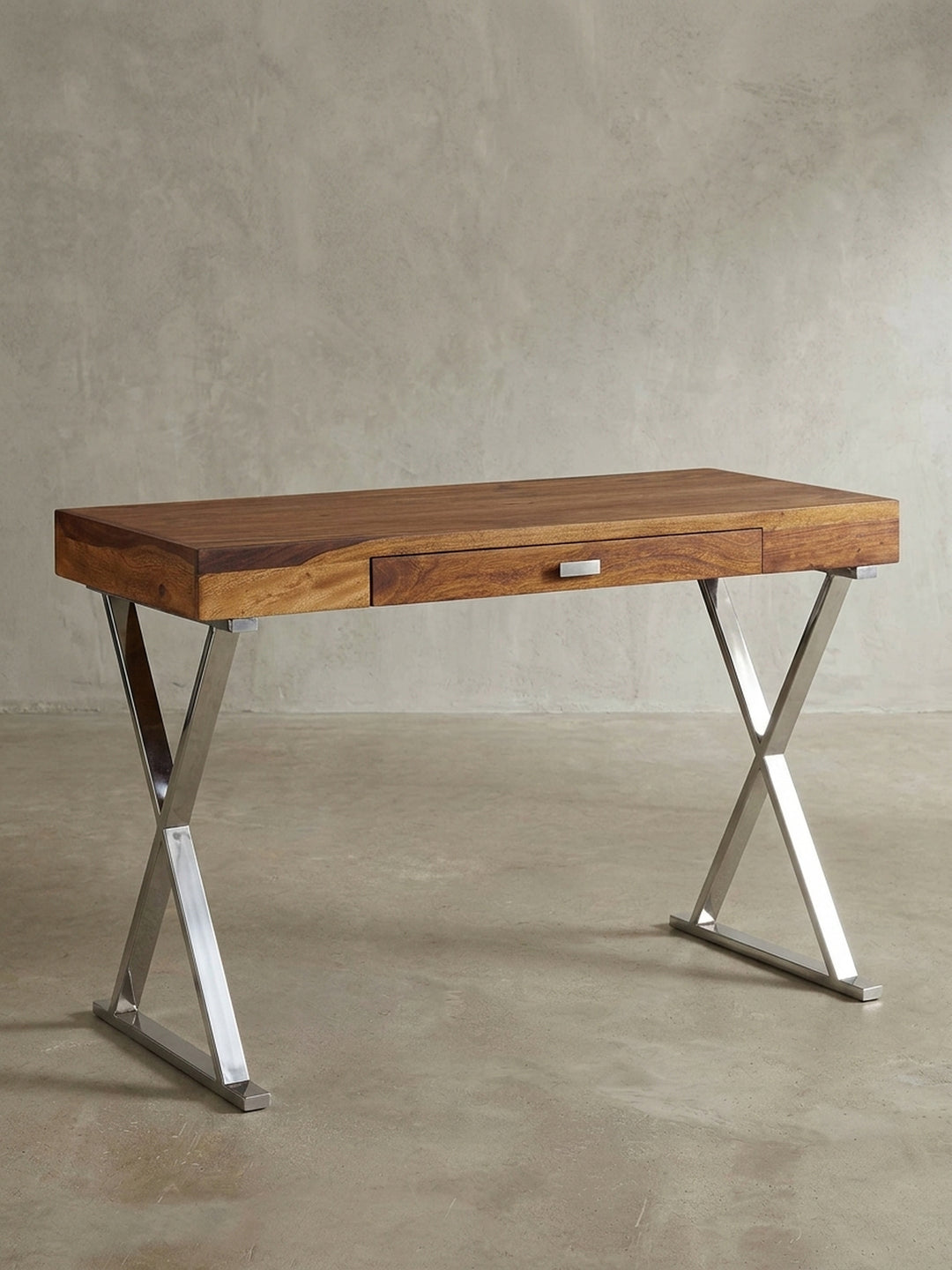 Eleganter Bürotisch aus massivem Sheeshamholz mit verchromten X-Beinen, Frontansicht mit geschlossener Schublade, freigestellt auf weißem Grund._
