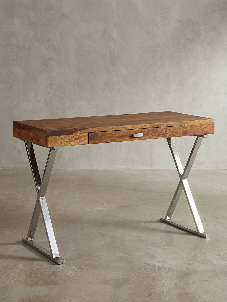 Eleganter Bürotisch aus massivem Sheeshamholz mit verchromten X-Beinen, Frontansicht mit geschlossener Schublade, freigestellt auf weißem Grund._