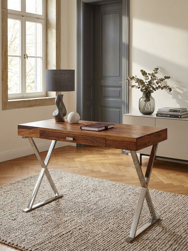 Design Bürotisch 120x55 cm von oben arrangiert mit Laptop und Dekoration, zeigt die großzügige Arbeitsfläche aus massivem Sheeshamholz im Raum._