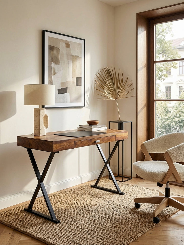 Design Bürotisch 120x55 cm von oben betrachtet, zeigt die großzügige Arbeitsfläche aus Sheesham Holz und die harmonische Integration in einen minimalistischen HomeOffice-Bereich._