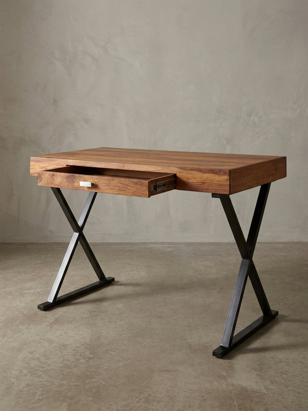 Der Sheesham Massivholz Schreibtisch als Ganzes, eine Übersicht, die das Zusammenspiel von natürlicher Holzmaserung und dem grafischen, schwarzen Metallgestell darstellt._