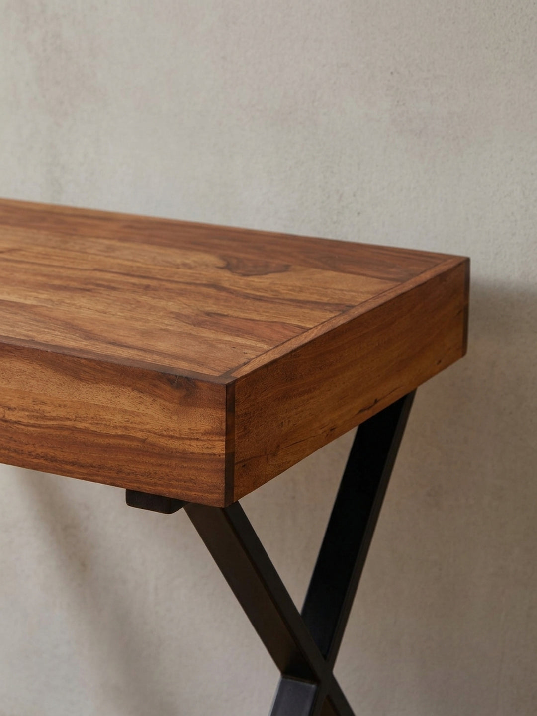 Nahaufnahme des gebürsteten Edelstahlgriffs an der Schublade des Massivholz Schreibtischs, ein Detail, das den hochwertigen industriellen Charakter des Designs unterstreicht._