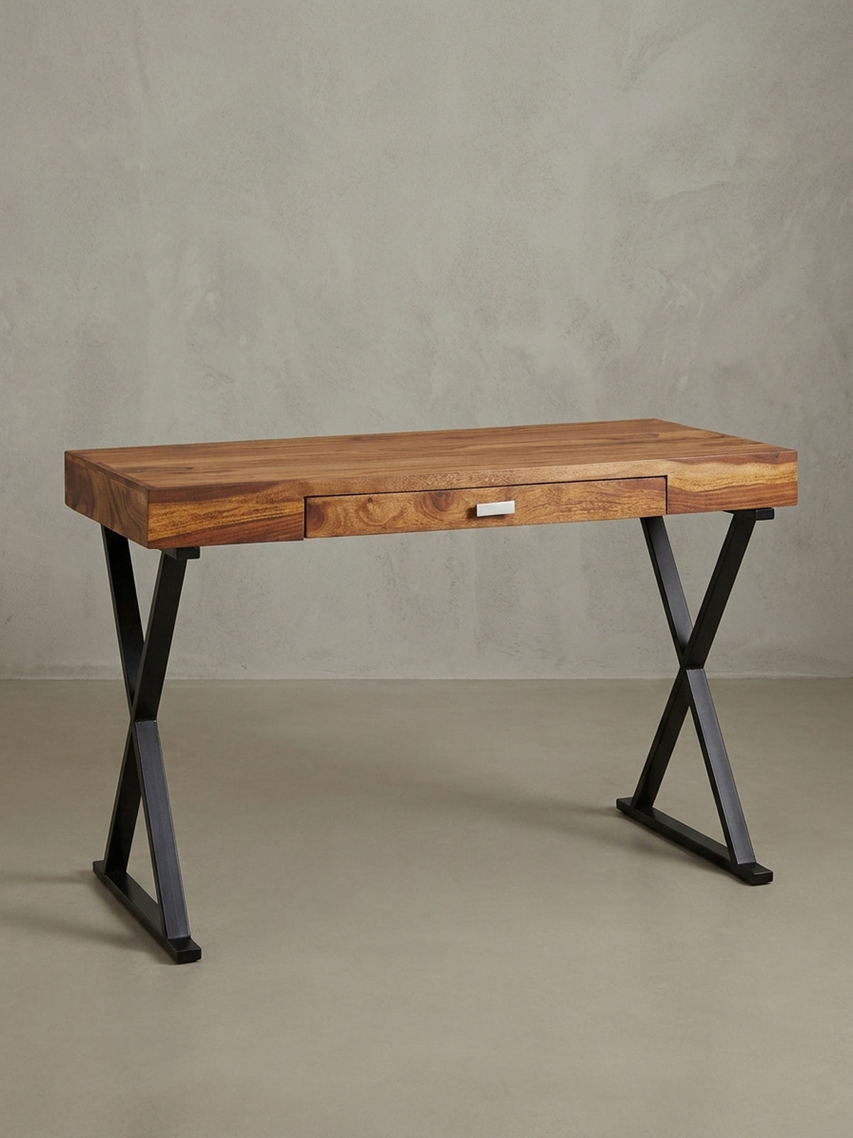 Seitenansicht des Laptoptischs aus Sheesham Holz, die das schlanke Profil der schwarzen Metallbeine und die Proportionen der 78 cm hohen Arbeitsfläche verdeutlicht.