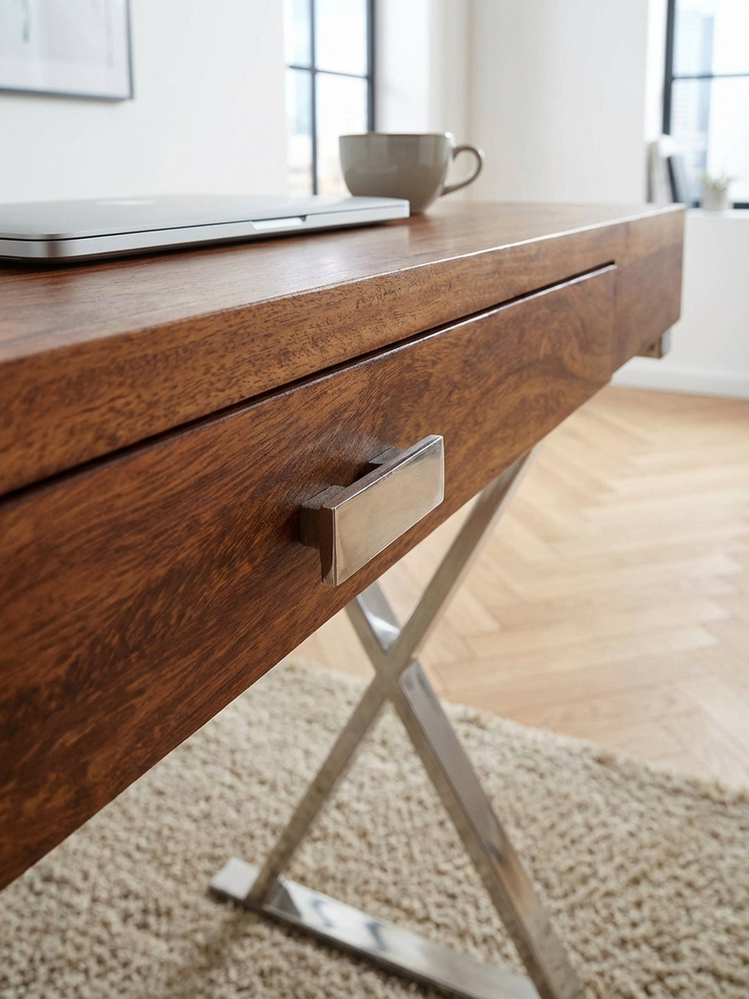 Detailaufnahme der lebhaften Maserung des Sheesham Massivholz Schreibtischs, die geölte Oberfläche und die warme, natürliche Holzstruktur im Makro._