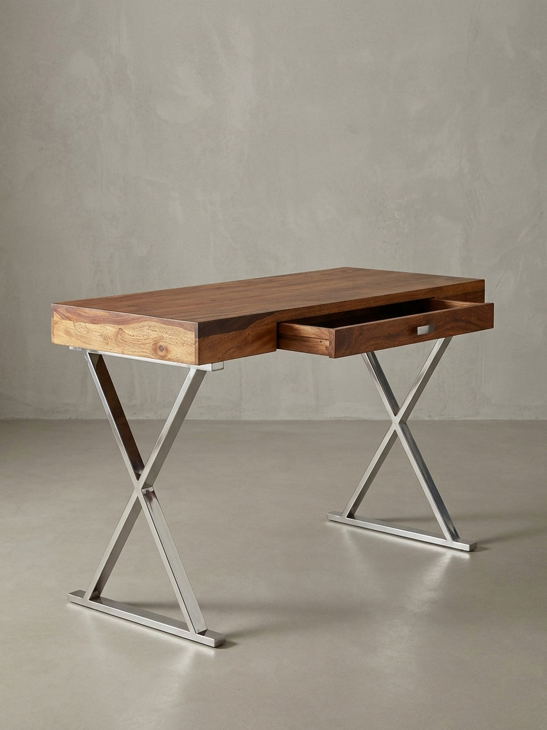 Gesamtüberblick des Design-Bürotischs, der die Materialkombination von Sheesham Massivholz und glänzendem Chrom-Metallgestell präsentiert._