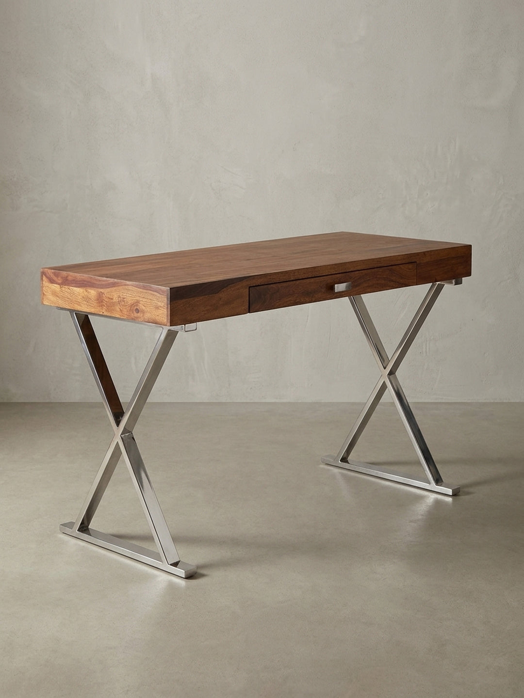 Schreibtisch mit 120 cm Breite in der 3/4-Ansicht, die Tiefe der massiven Holzplatte und das glänzende Chromgestell sind deutlich erkennbar._