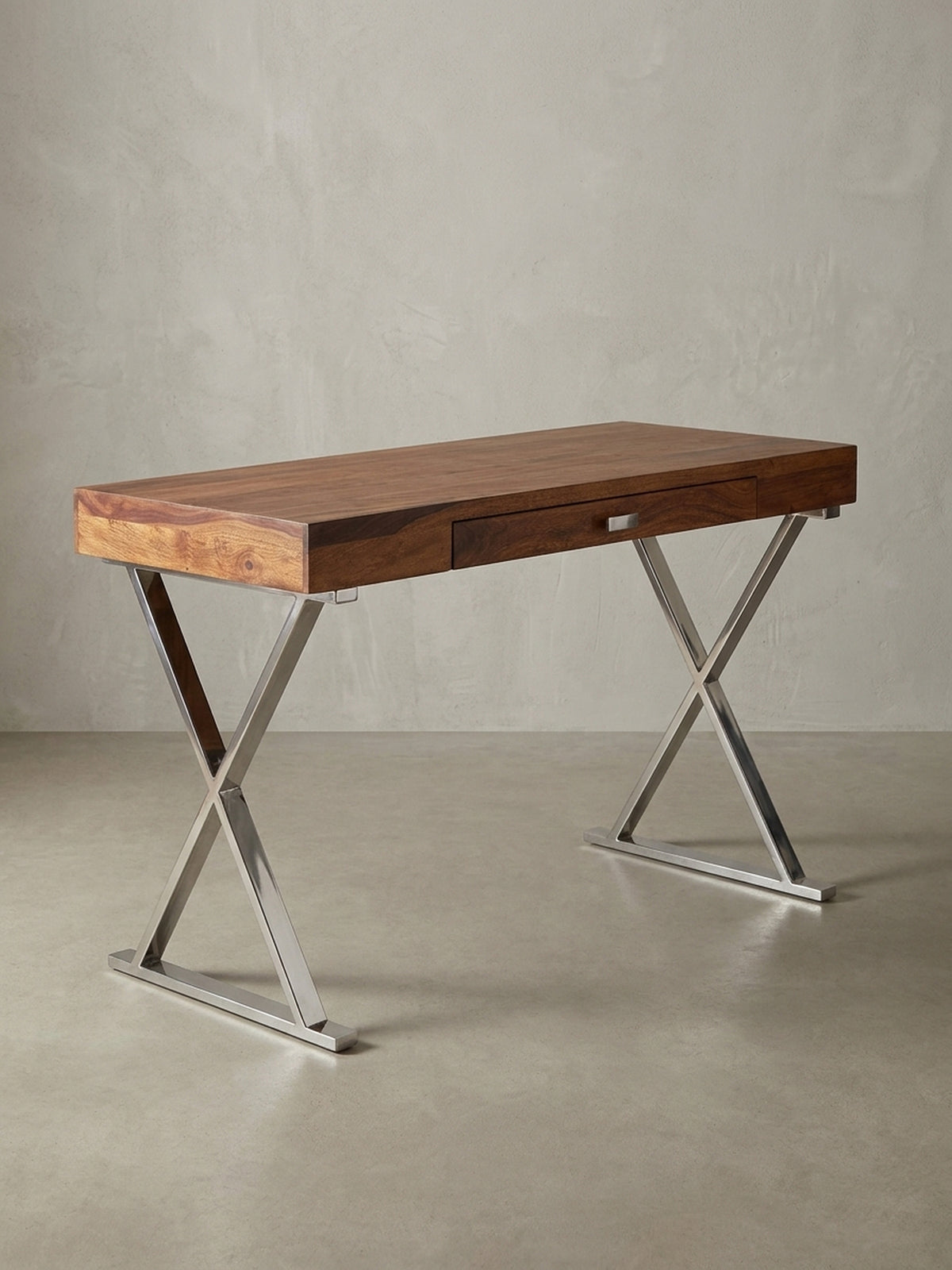 Schreibtisch mit 120 cm Breite in der 3/4-Ansicht, die Tiefe der massiven Holzplatte und das glänzende Chromgestell sind deutlich erkennbar.