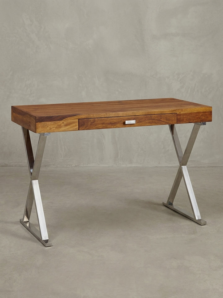 Seitenansicht des Laptoptischs zeigt die filigrane Silhouette der X-förmigen Tischbeine aus Metall und die Stärke der Massivholzplatte._