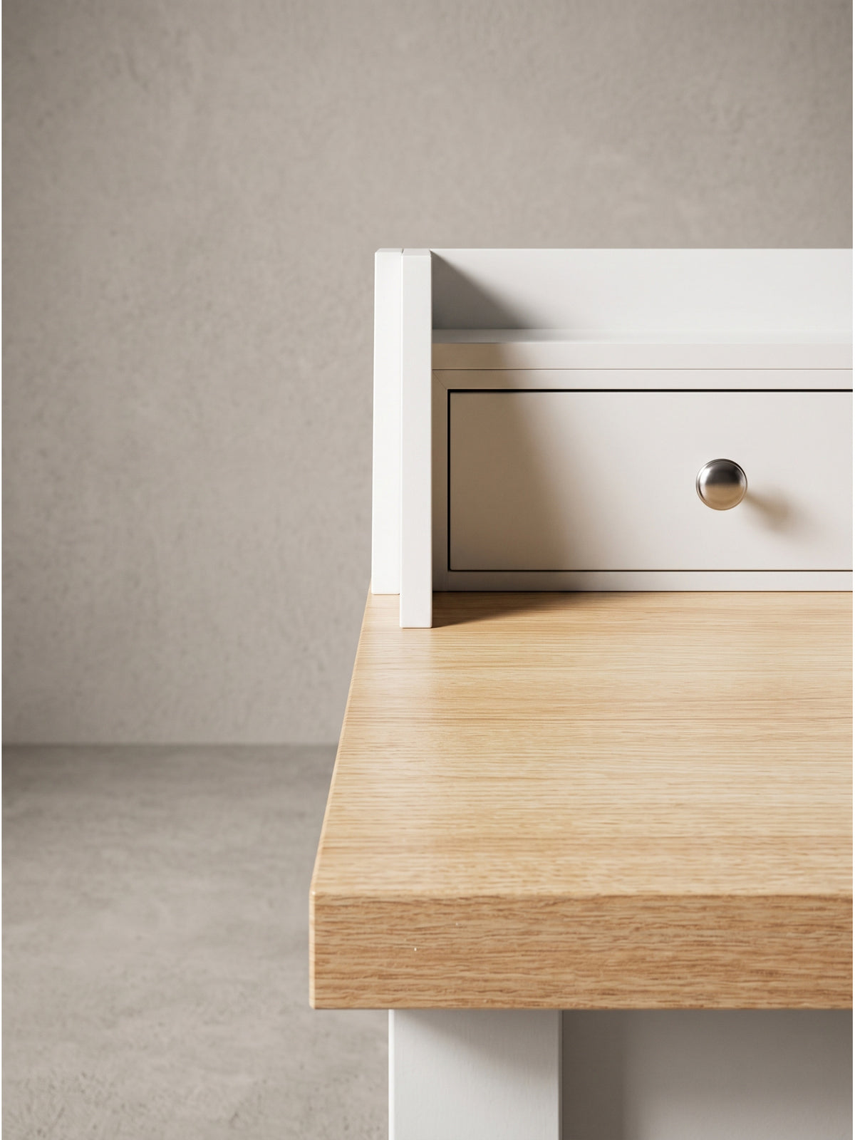 Gesamtübersicht des skandinavischen Bürotisches in Weiß und Holzoptik demonstriert das zeitlose Design für das heimische Arbeitszimmer_