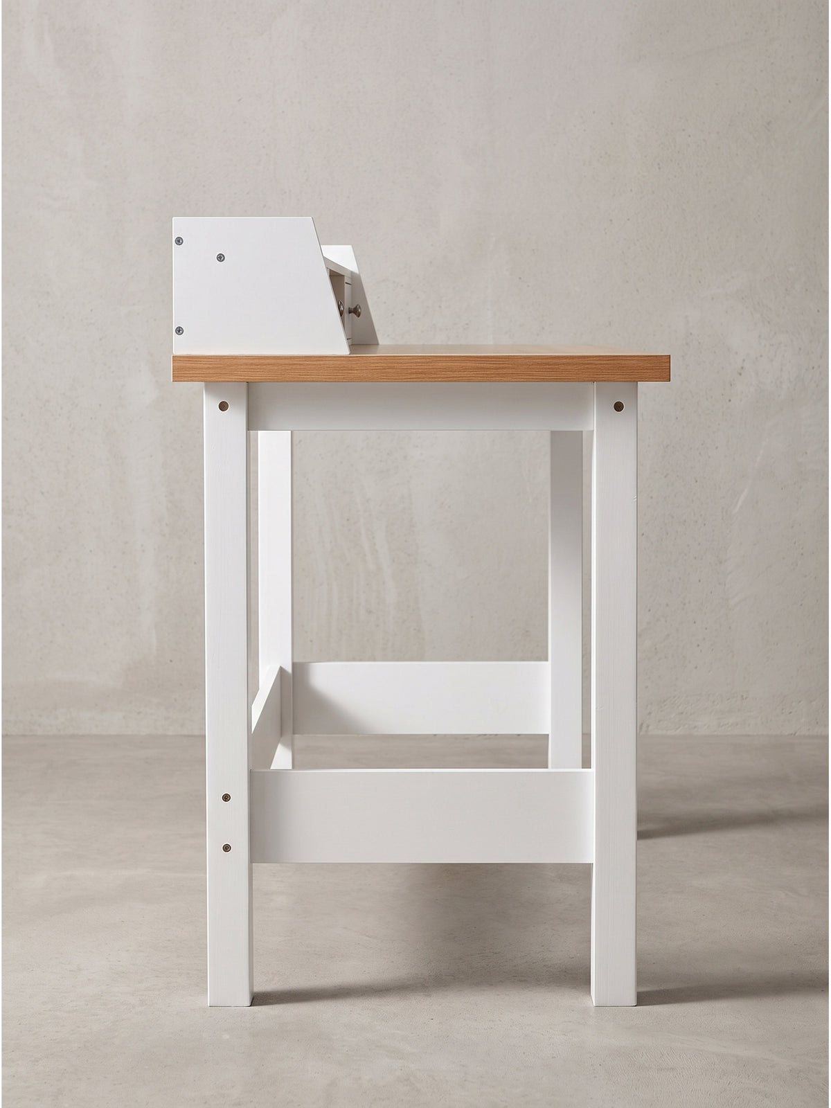 Profilansicht des 90 cm hohen Arbeitsplatzes verdeutlicht die proportionierte Tiefe von 53 cm für schmale oder kleine Räume_