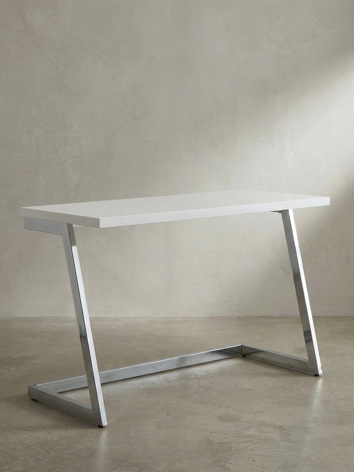 Frontalansicht des puristischen Home-Office Tisches mit markantem Z-förmigem Metallgestell und 3,5 cm dicker Hochglanzplatte._