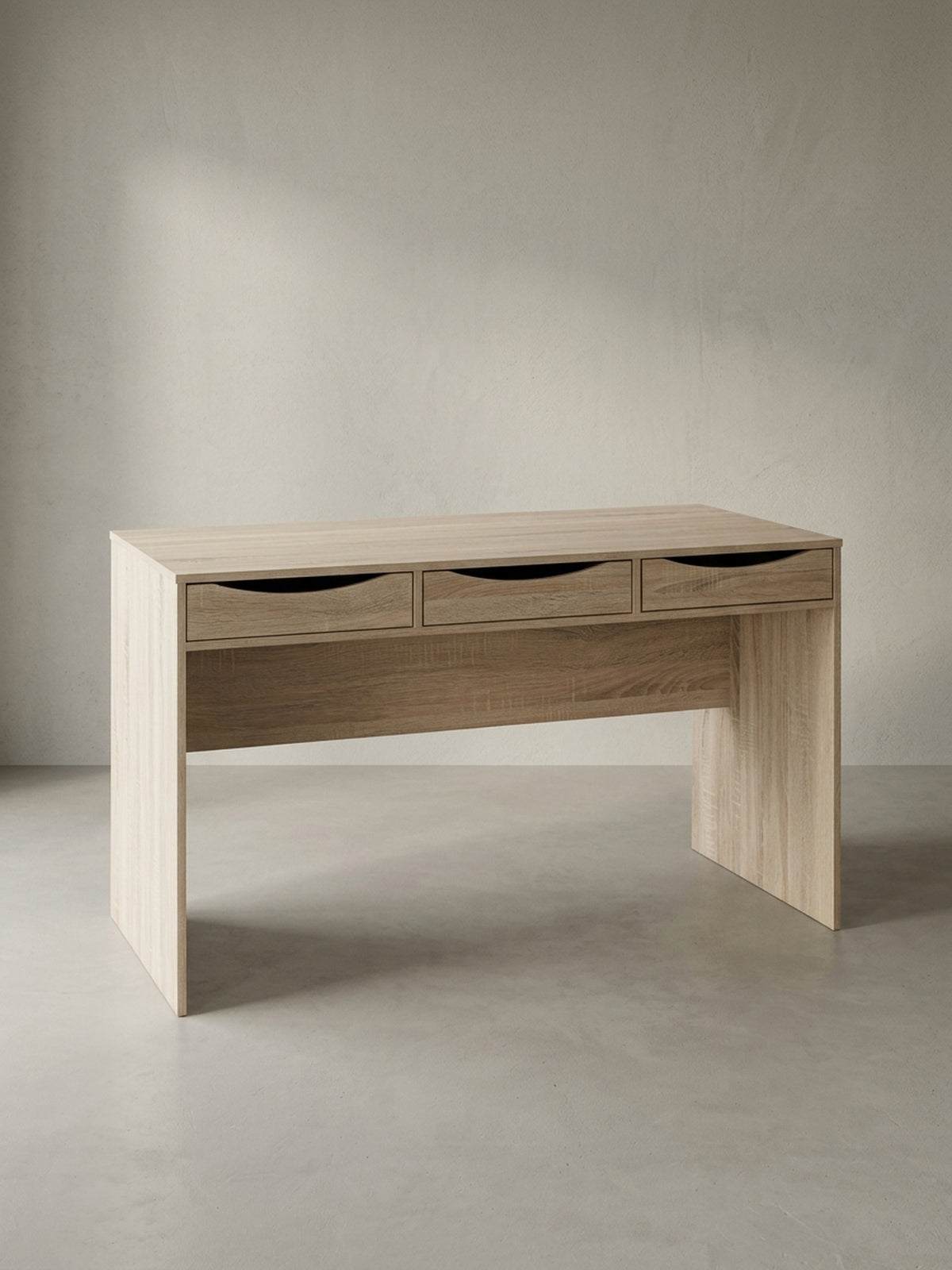 Schreibtisch aus Eiche Massivholz mit Schublade auf neutralem Betonhintergrund Frontalansicht 55x120x75 cm