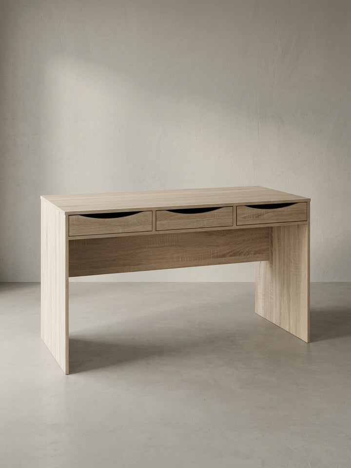 Schreibtisch aus Eiche Massivholz mit Schublade auf neutralem Betonhintergrund Frontalansicht 55x120x75 cm_
