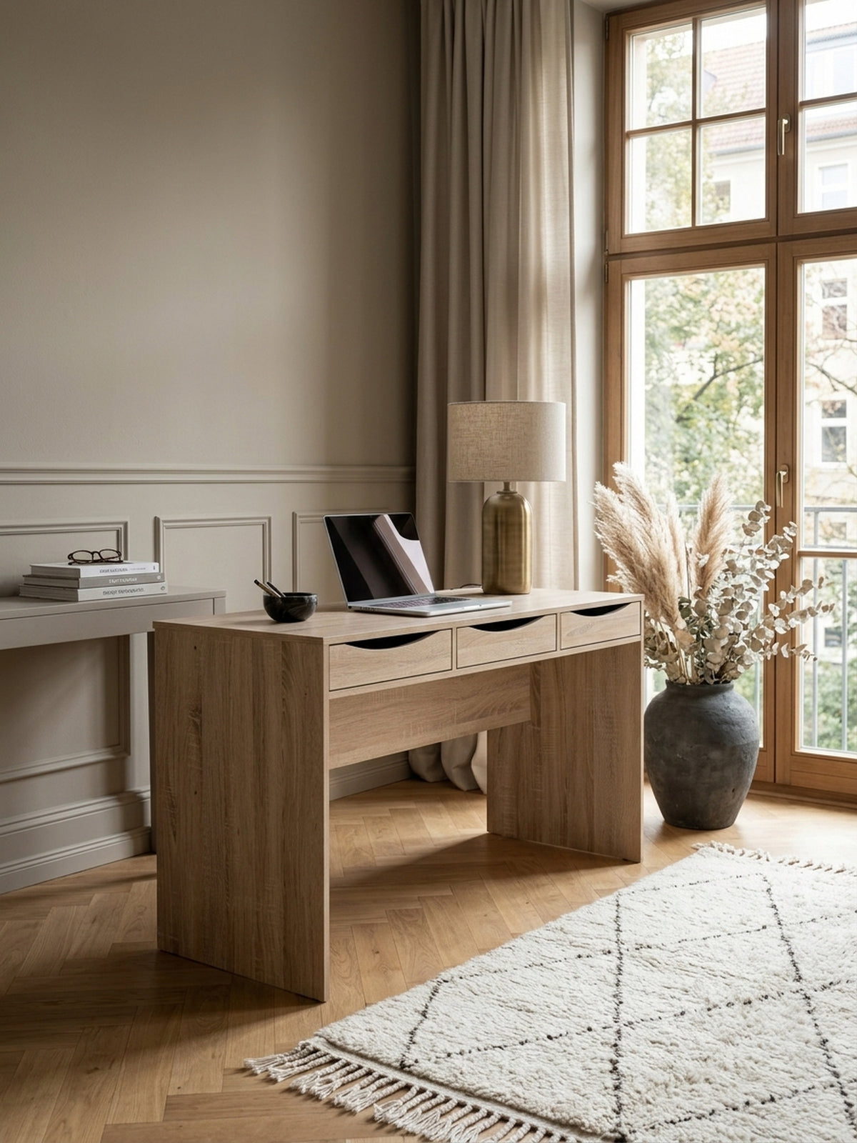 Schreibtisch Eiche Massivholz 55x120x75 cm in stilvoller Home Office-Einrichtung mit Dekoration und Accessoires aus der Vogelperspektive mit Schublade_