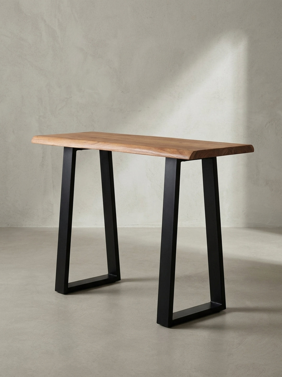 Gesamtbild des designstarken Schreibtischs aus Akazie und Eisen, ein Unikat für das Arbeitszimmer dank der einzigartigen Baumkante und der Massivholz-Maserung._