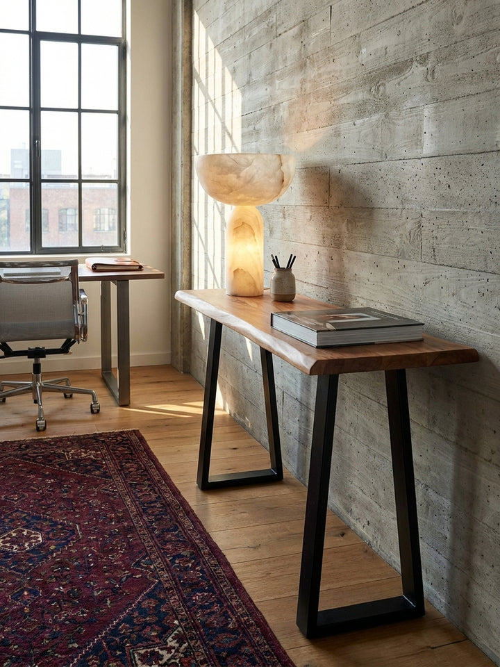 Der Akazienholz-Laptoptisch mit Metallgestell kombiniert mit einem cognacfarbenen Leder-Bürostuhl, eine harmonische Einrichtung für das moderne Arbeitszimmer._