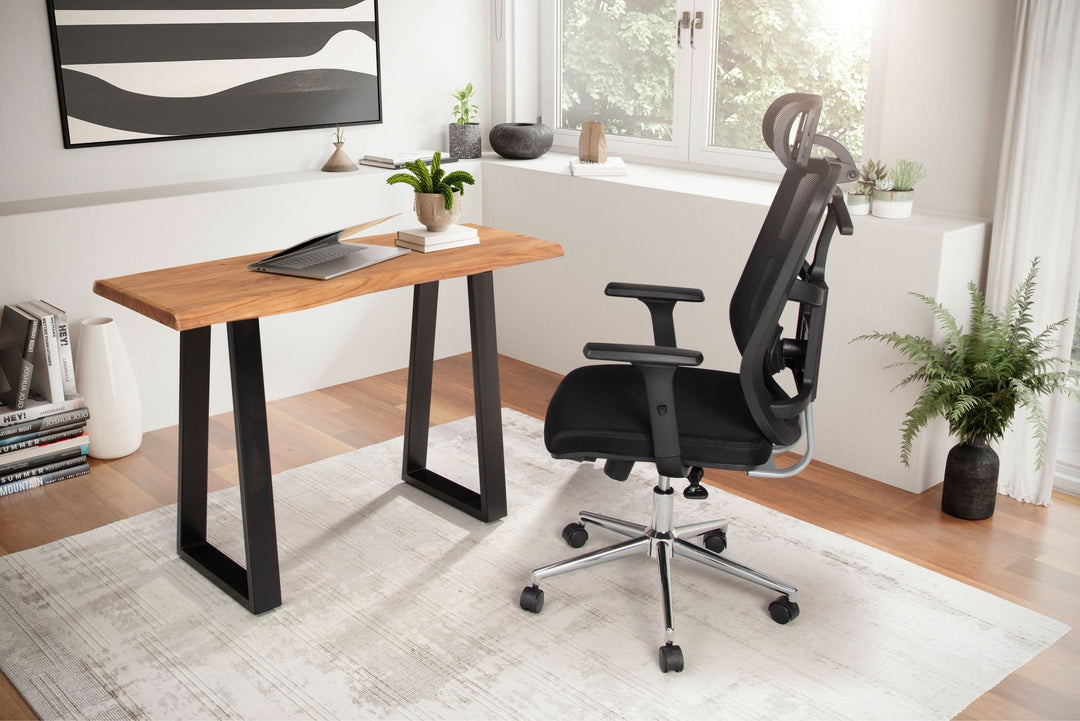 Arbeitstisch mit 3-5cm starker Akazienplatte - ausdrucksvoller Holzmaserung und mattschwarzem Gestell von Kadima Design_