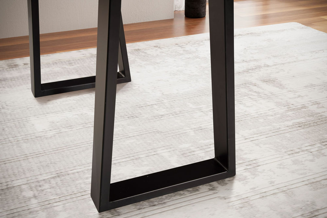 Holzschreibtisch mit Live-Edge Design - natürlicher Maserung und schwarzen Trapezbeinen für moderne Einrichtung von Kadima Design_