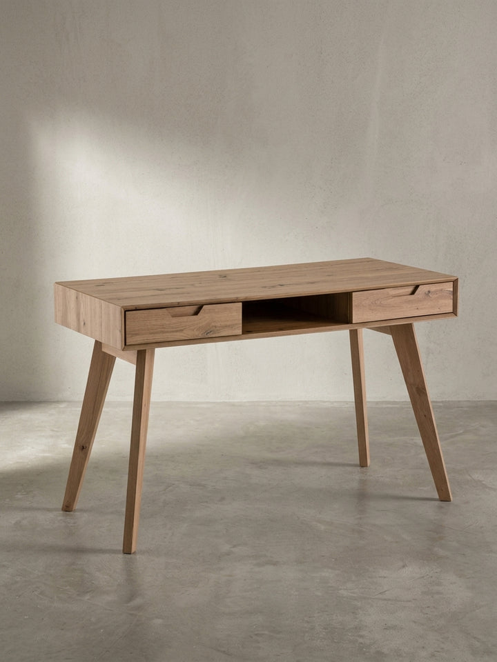 Frontansicht des Schreibtischs im Eiche-Look mit zwei Schubladen und offenem Fach, freigestellt vor neutralem Hintergrund._