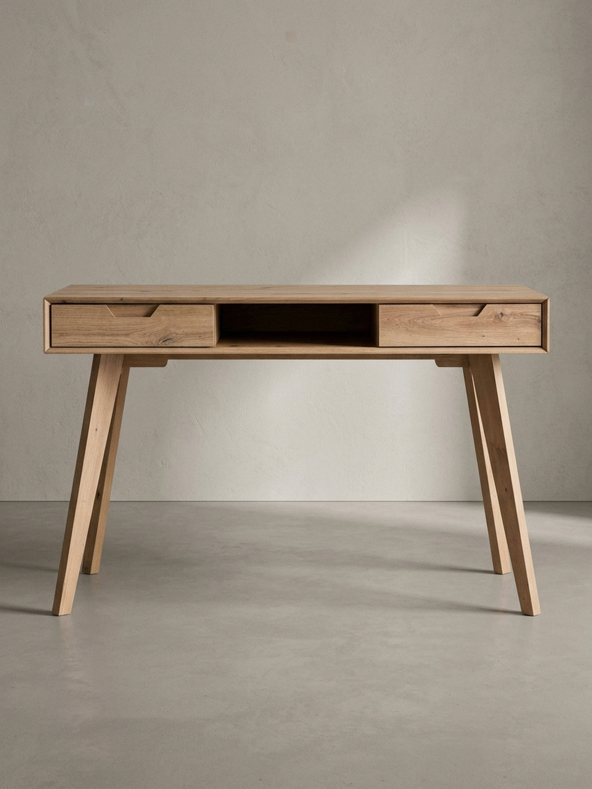 Schreibtisch im skandinavischen Design aus einer 3/4-Perspektive, die die schlanken, ausgestellten Beine aus massivem Eichenholz hervorhebt._