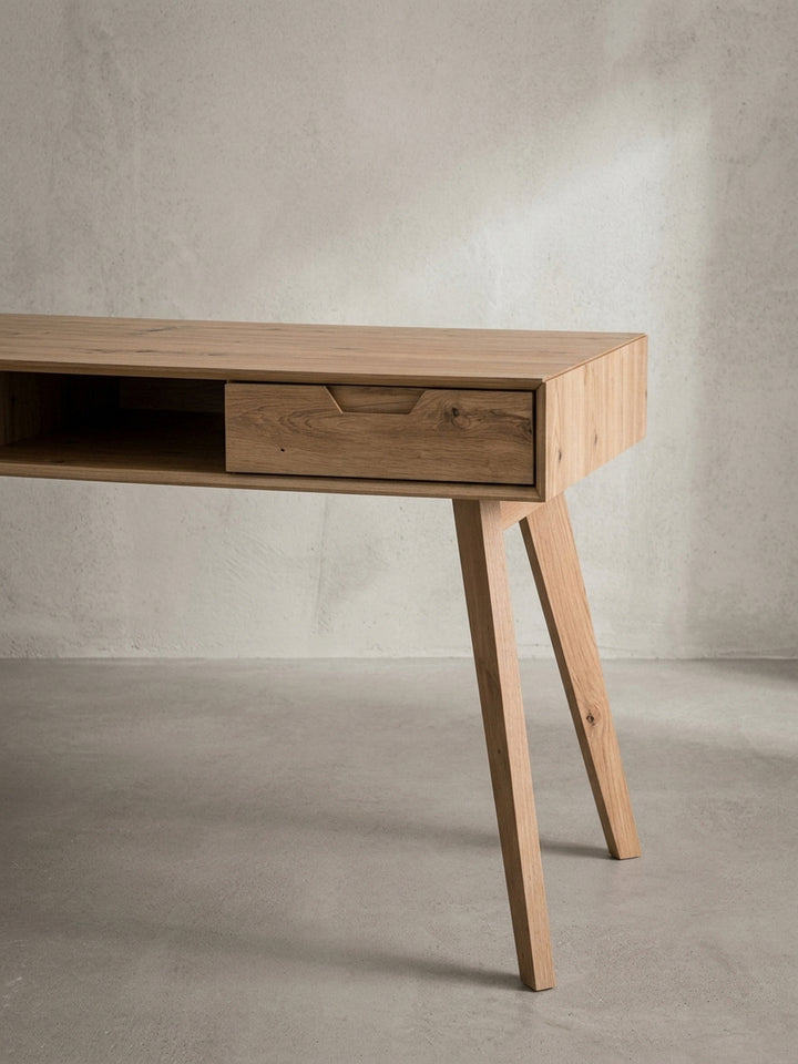 Makroaufnahme des integrierten Griffs einer Schublade am Eiche-Schreibtisch, ein Detail des durchdachten skandinavischen Designs._