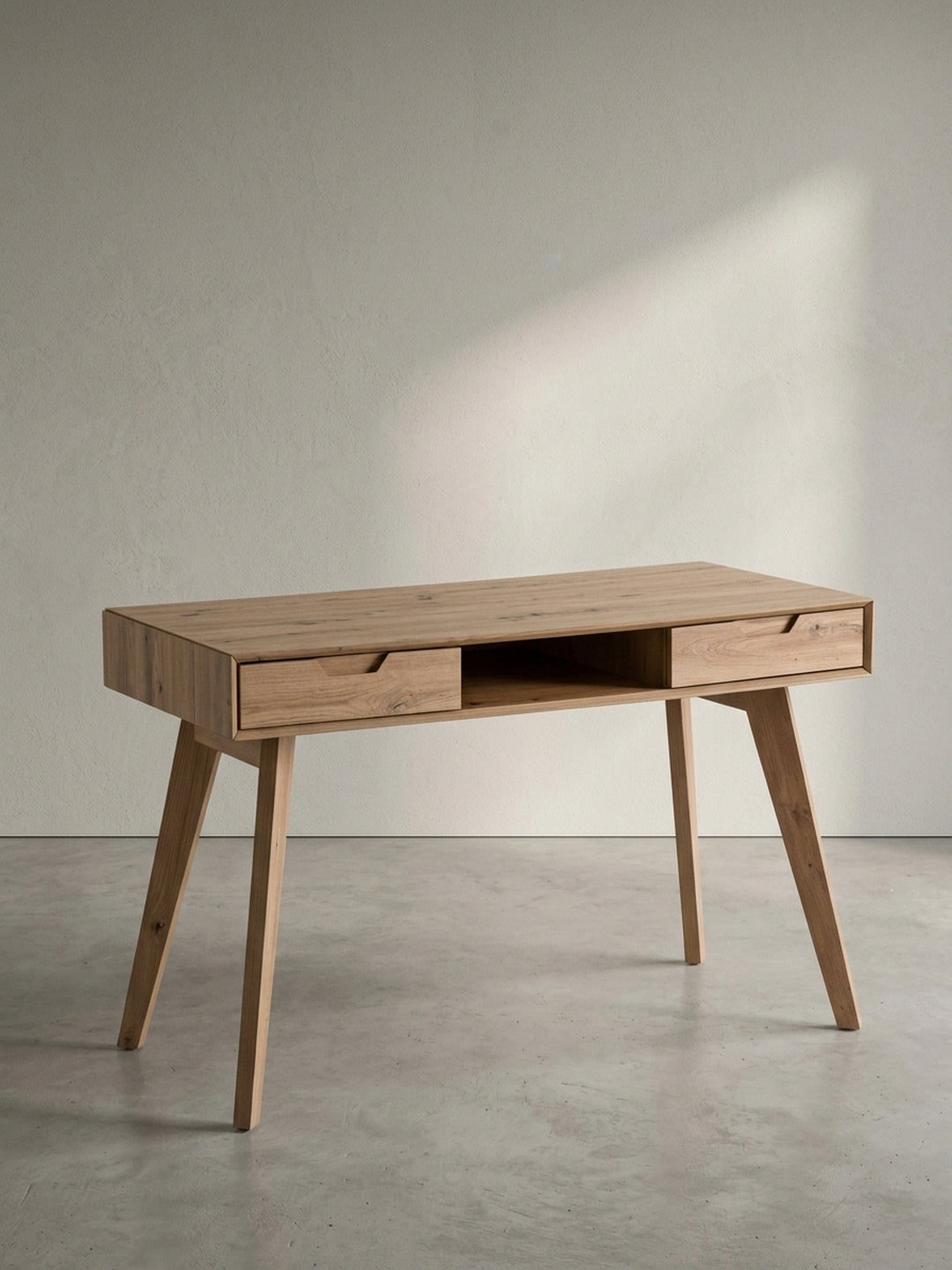 Gesamtansicht des Laptoptisches mit Stauraum, der die harmonische Kombination aus Eiche-Dekor-Korpus und Massivholzbeinen präsentiert._