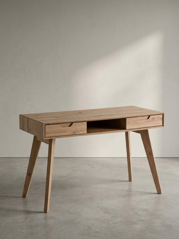 Gesamtansicht des Laptoptisches mit Stauraum, der die harmonische Kombination aus Eiche-Dekor-Korpus und Massivholzbeinen präsentiert._