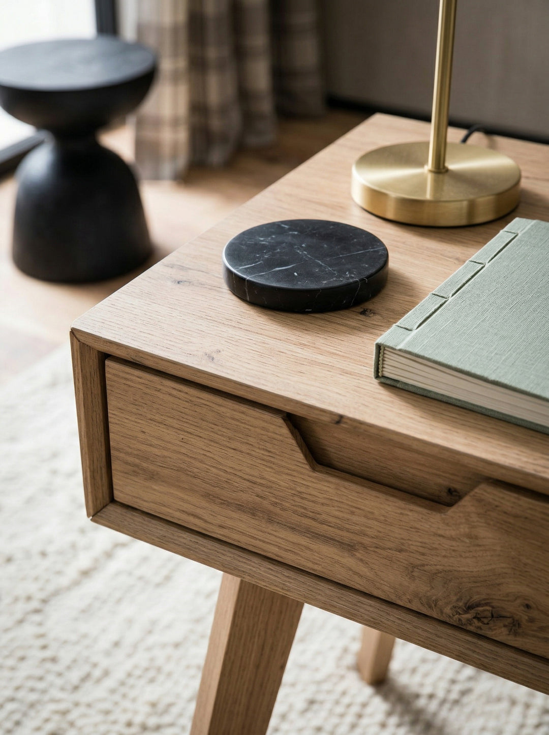 Moderner Bürotisch mit Schubladen und Ablagefach im nordischen Design - MDF-Platte in Eichenoptik von Kadima Design_