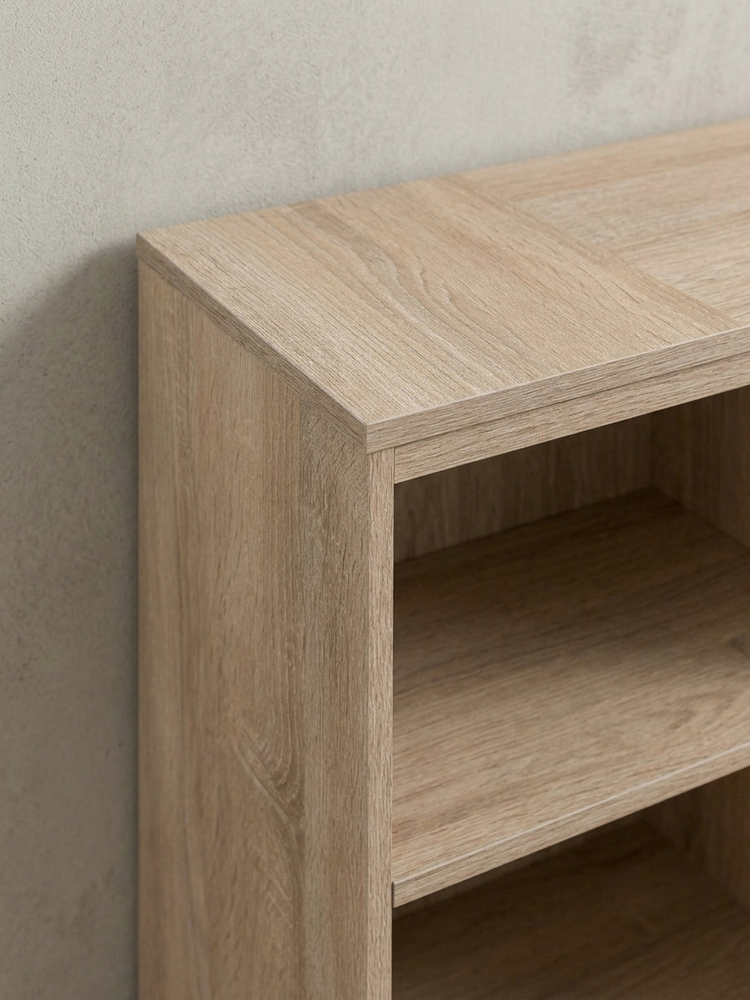 Gesamtübersicht des multifunktionalen PC-Tisches. Mit kompakten Maßen von 120x120 cm vereint dieser helle Holzschreibtisch effizient Arbeiten und Aufbewahrung im skandinavischen Stil._