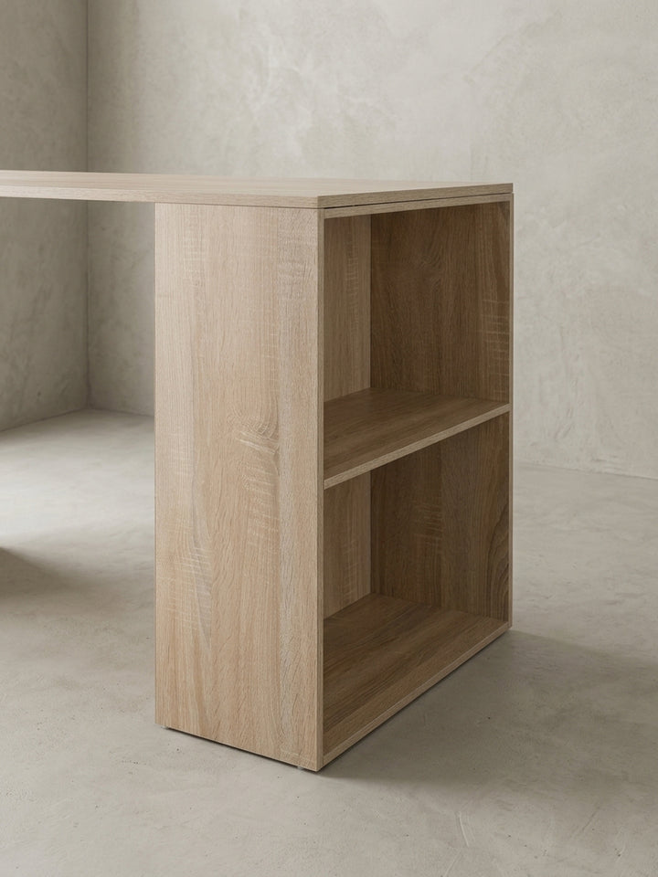 Gesamtübersicht des multifunktionalen PC-Tisches. Mit kompakten Maßen von 120x120 cm vereint dieser helle Holzschreibtisch effizient Arbeiten und Aufbewahrung im skandinavischen Stil._