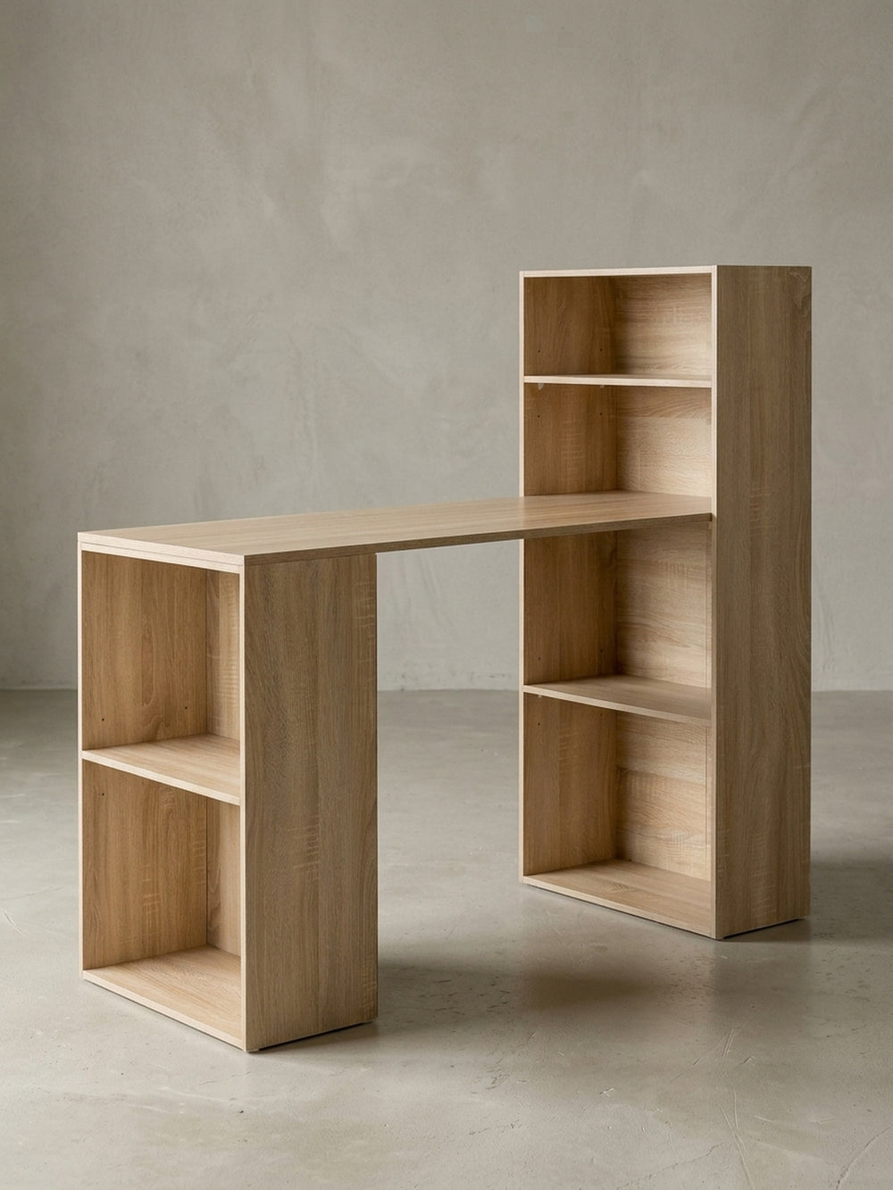 Freigestellter Schreibtisch mit integriertem Seitenregal in Holzoptik. Das 120 cm hohe Möbelstück kombiniert Arbeitsfläche und Stauraum durch offene Fächer in klarem, modernem Design._