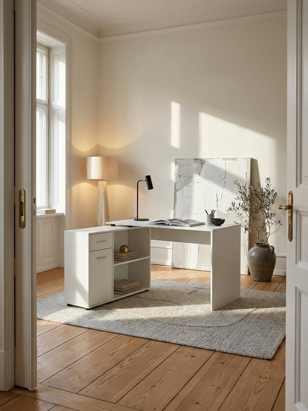 Moderner Eckschreibtisch in strahlendem Weiß mit Regalfächern im lichtdurchfluteten minimalistischen Home Office auf breiten Douglasien-Dielen_