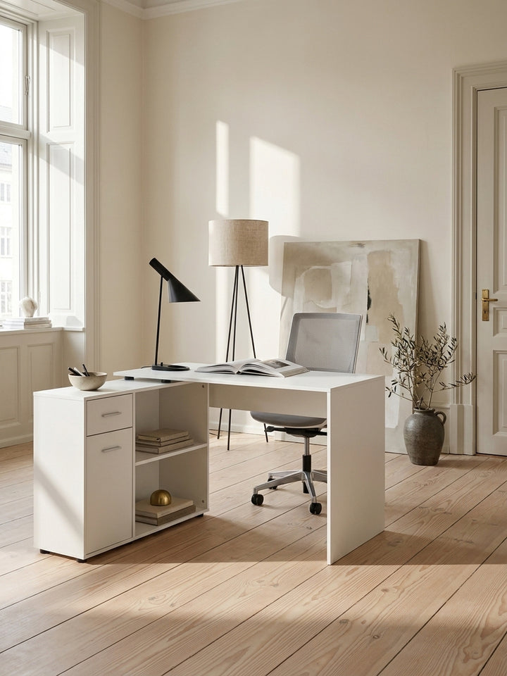 Weißer Design Schreibtisch in L-Form kombiniert mit einer skulpturalen Travertin-Stehlampe vor einer glatten und reinweißen Wand_