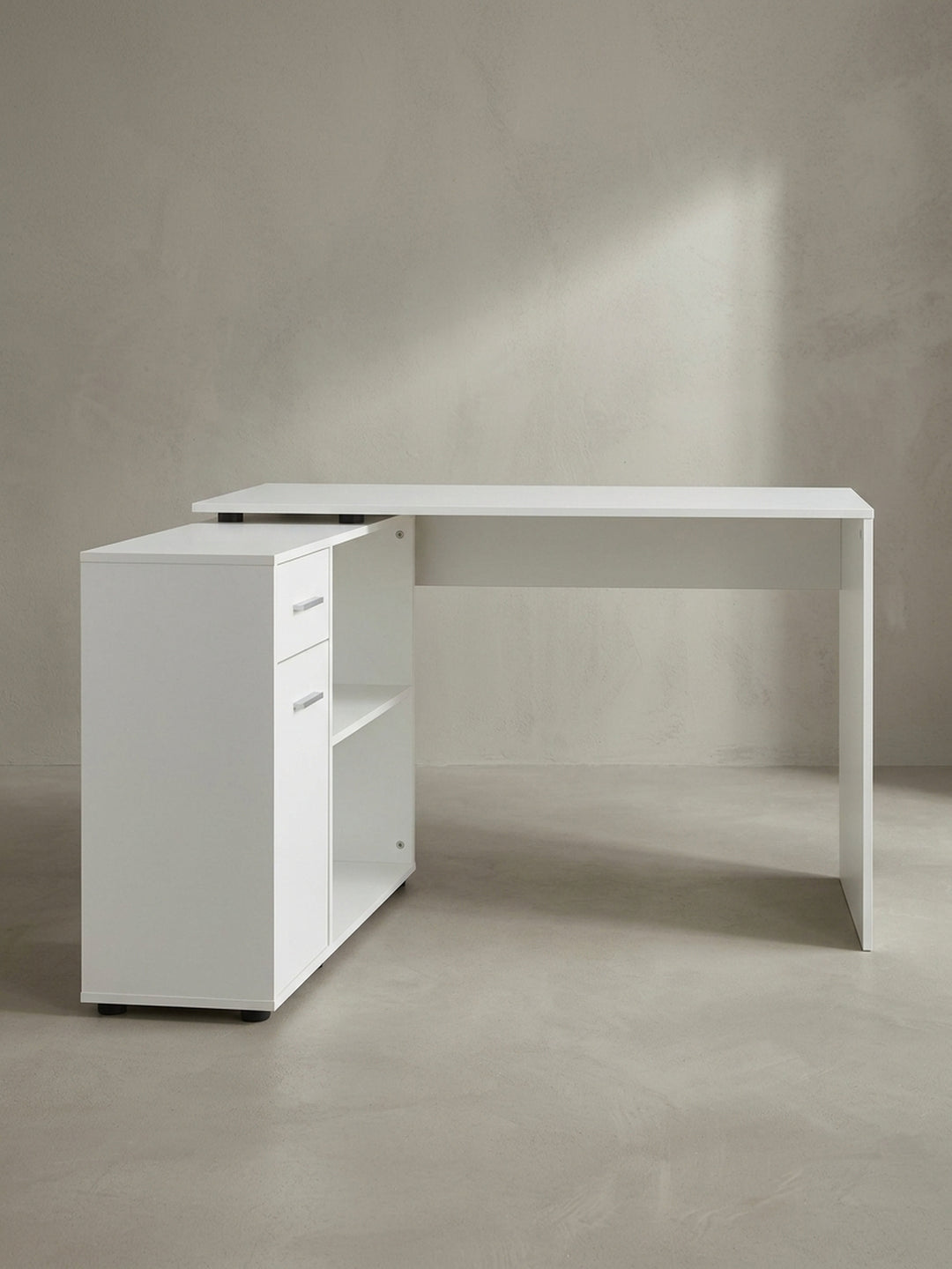 Weißer Büro-Schreibtisch als Ecklösung konfiguriert im Seitenprofil mit schwarzen Bodengleitern und klaren architektonischen Linien_