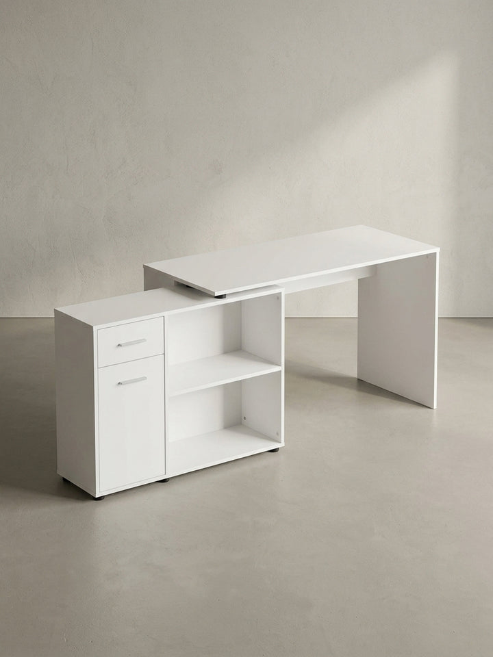 Vollständige Ansicht des flexiblen weißen Schreibtisches mit großzügiger Arbeitsfläche und Regalwand für ein modernes Arbeitszimmer_