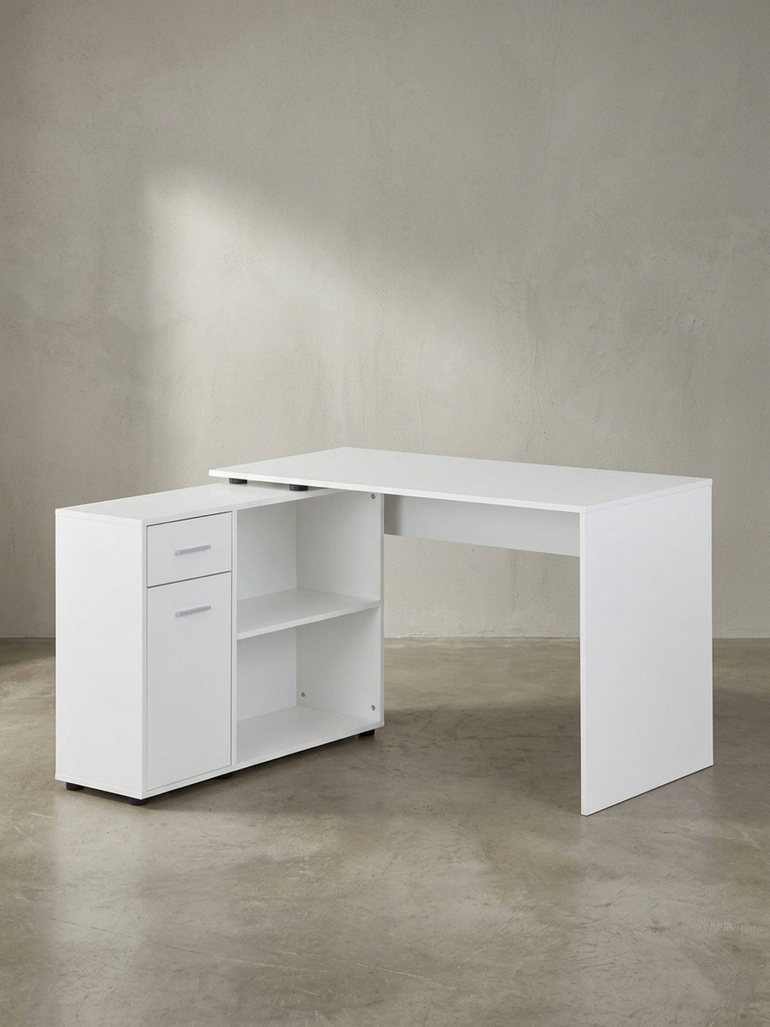 Minimalistischer Winkelschreibtisch aus weißem Holzwerkstoff in der leicht schrägen Seitenansicht mit sichtbaren und tiefen Ablagefächern_