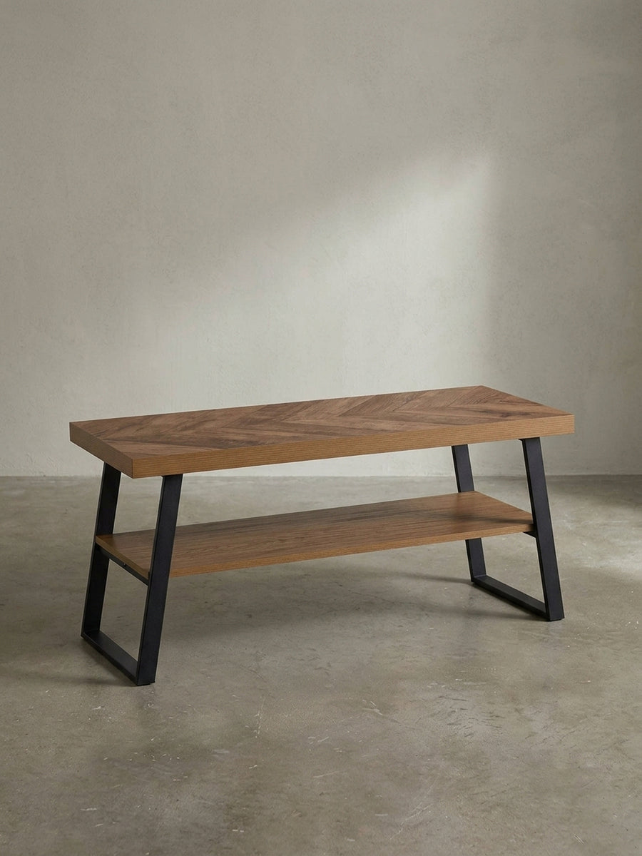 Frontansicht der Schuhbank mit 100 cm Breite, Eiche-Dekor im Fischgrät-Design und praktischer Ablage, freigestellt fotografiert._