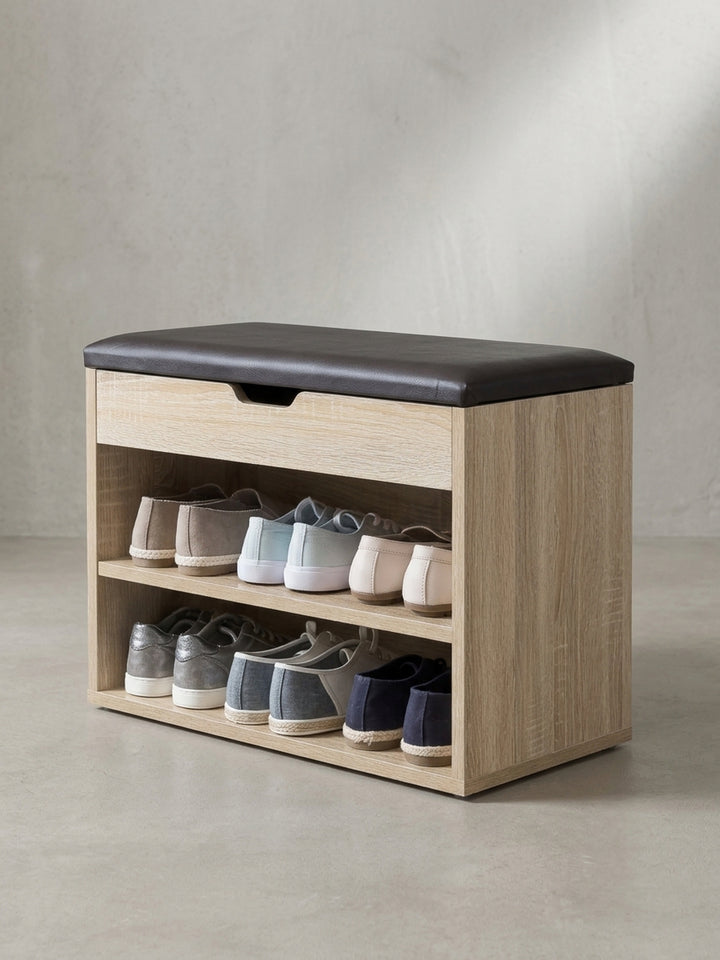 Schmaler Schuhschrank mit zwei offenen Regalflächen für bis zu sechs Paar Schuhe, in leichter Seitenansicht auf hellem Grund._