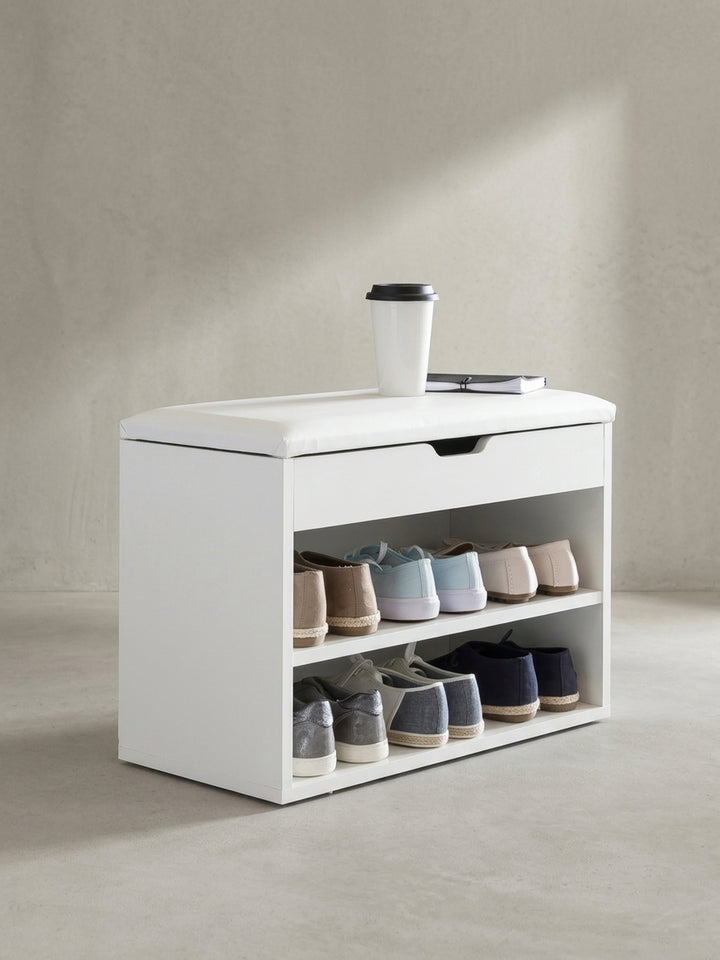 Schmaler offener Design-Schuhschrank in strahlendem Weiß mit integriertem Staufach unter der Sitzklappe leicht schräg betrachtet_