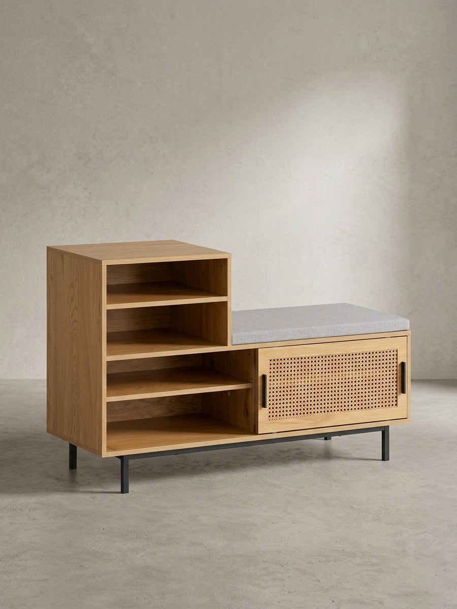 Gesamtansicht der praktischen Garderobenbank, die mit sechs Fächern und einer Sitzfläche ideal für einen aufgeräumten Eingangsbereich ist._