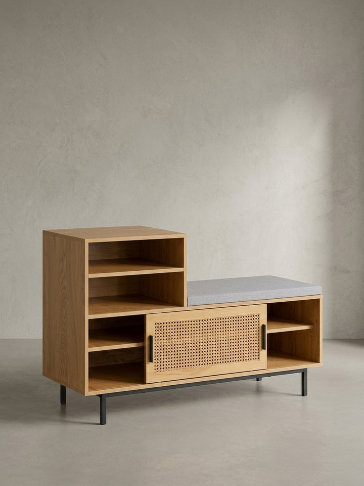 Seitenansicht der schmalen Flurbank, die die schlanken, schwarzen Metallbeine und die asymmetrische Silhouette des Designs betont._