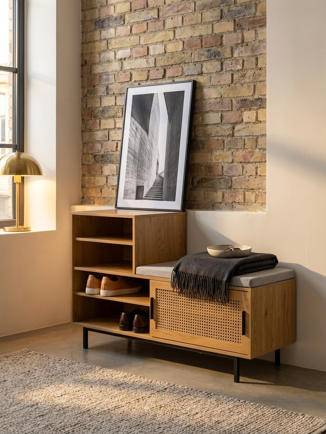 Einrichtungsidee für den Flur: Auf der Ablage der Schuhbank stehen eine schwarze Lampe und eine weiße Box, die den modernen Look unterstreichen._