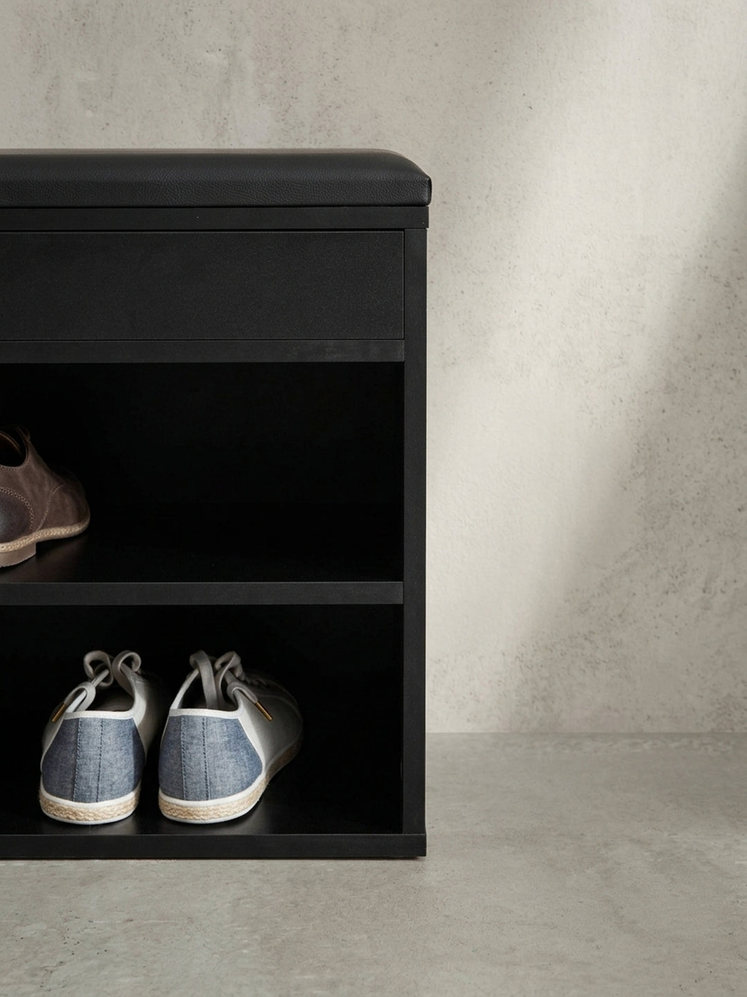 Alternative Perspektive der Schuhbank, die das geräumige untere Fach für höhere Schuhe oder Stiefel und die beiden flachen Fächer hervorhebt._