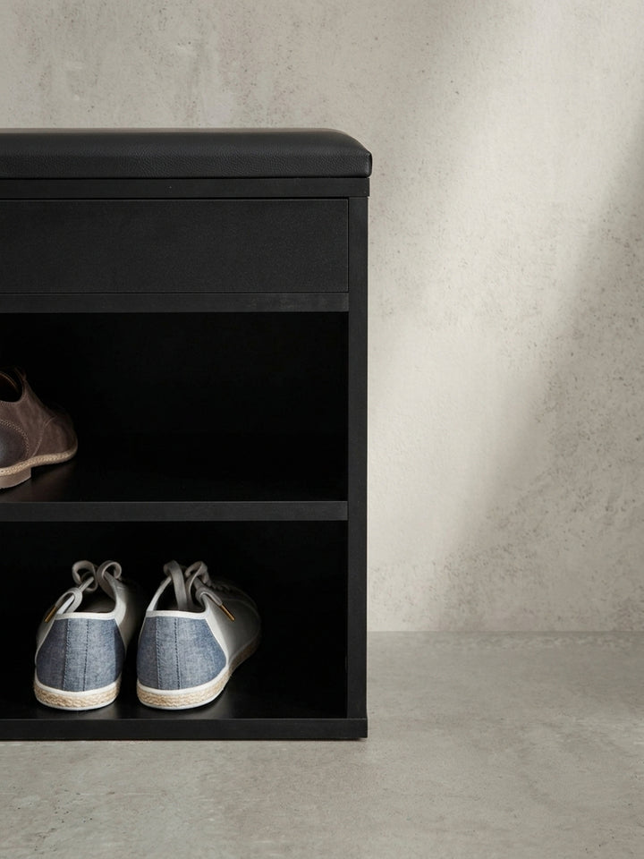 Alternative Perspektive der Schuhbank, die das geräumige untere Fach für höhere Schuhe oder Stiefel und die beiden flachen Fächer hervorhebt._