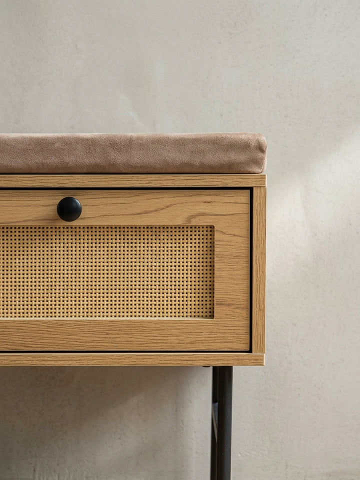 Alternative Perspektive der Sitzbank mit Rattan, die das harmonische Zusammenspiel von heller Eiche, natürlichem Geflecht und schwarzem Metall betont._