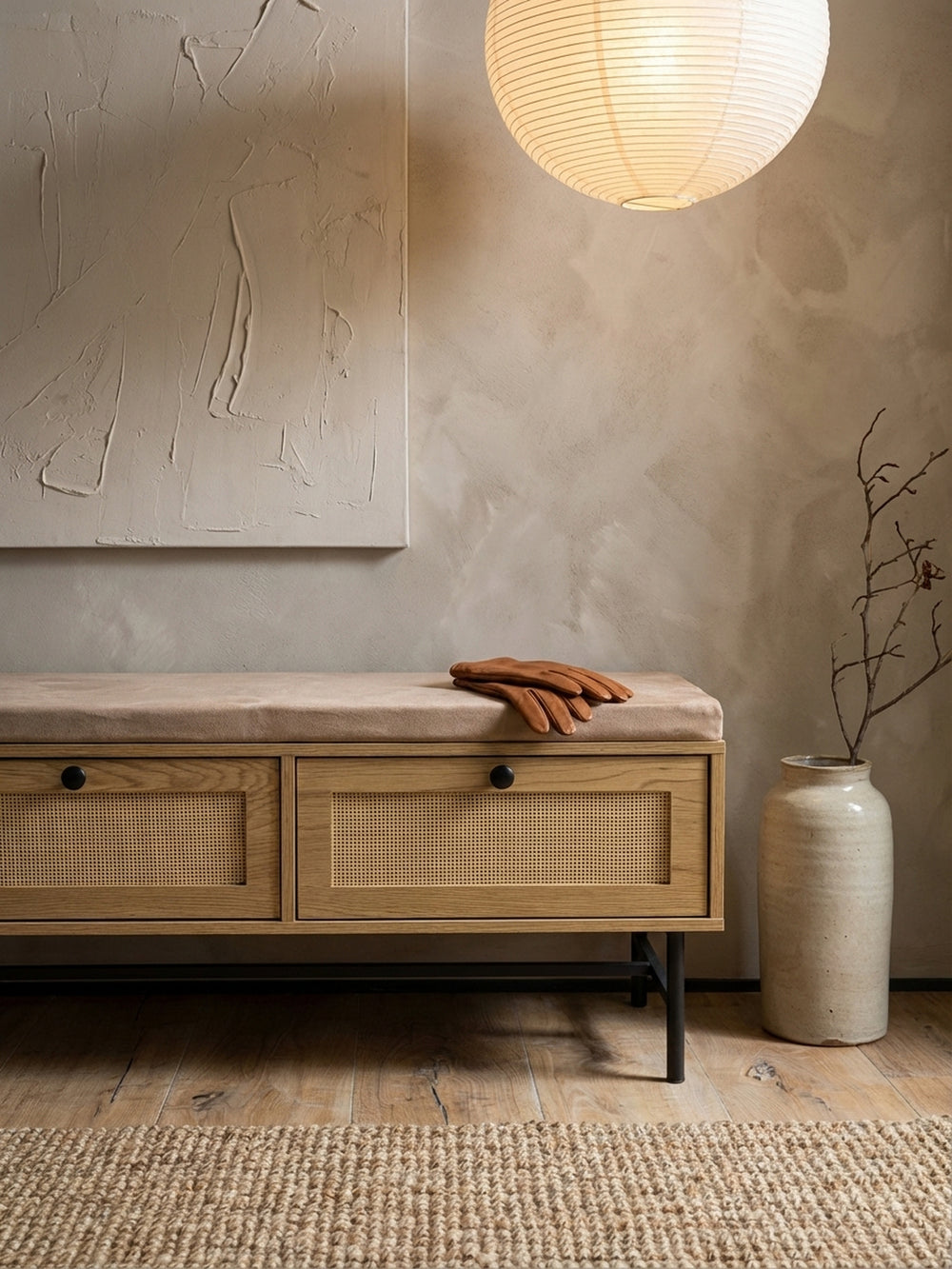 Nahaufnahme der Garderobenbank, auf der eine schwarze Ledertasche und daneben elegante Pumps auf dem Eichenparkett stehen, was die Nutzung im Eingangsbereich zeigt._