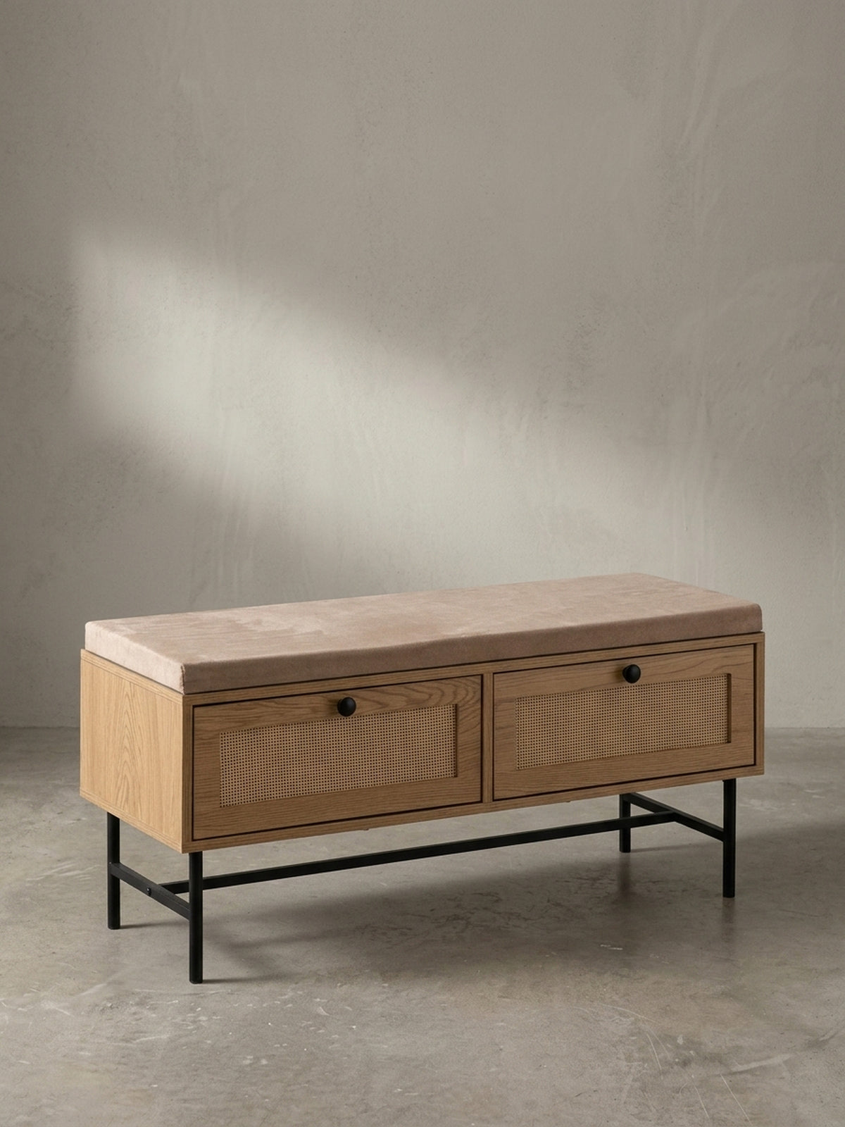 Schuhbank aus der 3/4-Perspektive, die die Tiefe des Korpus und das filigrane, schwarze Metallgestell unter den Eichenholz-Schubladen zeigt.