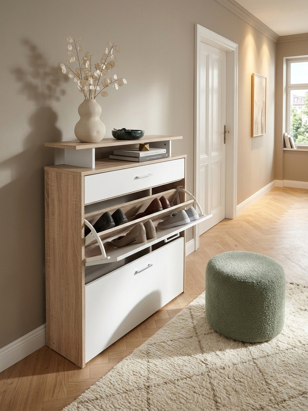 MDF (Holzwerkstoff) mit Melaminbeschichtung Eiche Massivholz weiß 80x24x95 cm in stilvoller Flur-Einrichtung mit Dekoration und Accessoires aus der Vogelperspektive mit Schublade