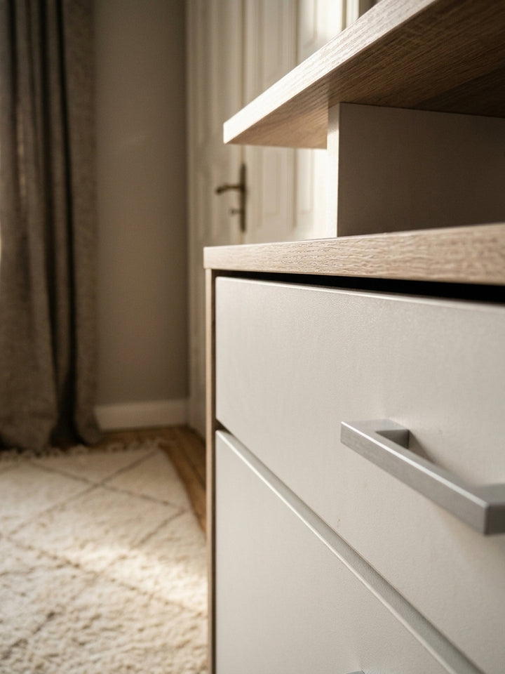 Nahaufnahme hochwertige Oberfläche Eiche Massivholz mit sichtbarer Materialstruktur am MDF (Holzwerkstoff) mit Melaminbeschichtung mit Schublade in natürlichem Seitenlicht_