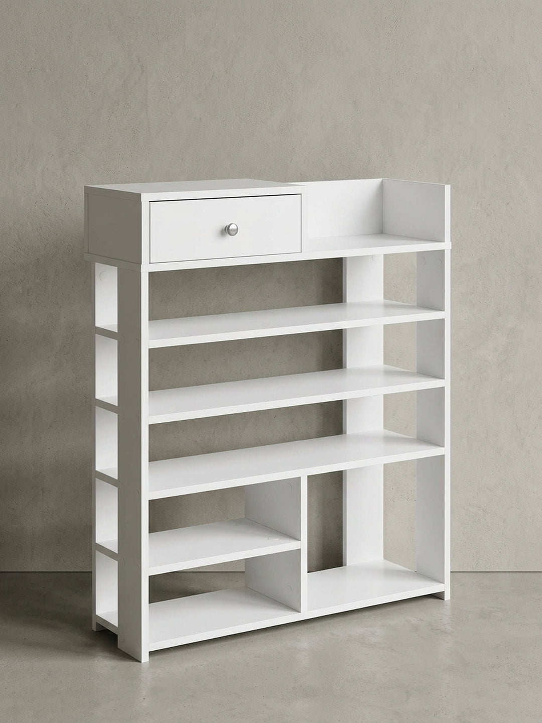 Ein Überblick über das funktionale Design des Schuhregals. Die weiße Spanplatte und die klare Linienführung machen es zu einem vielseitigen Möbel für jeden modernen Flur._